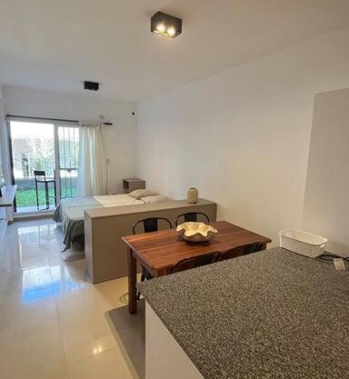 Estudio completamente equipado cerca de Av. Perón