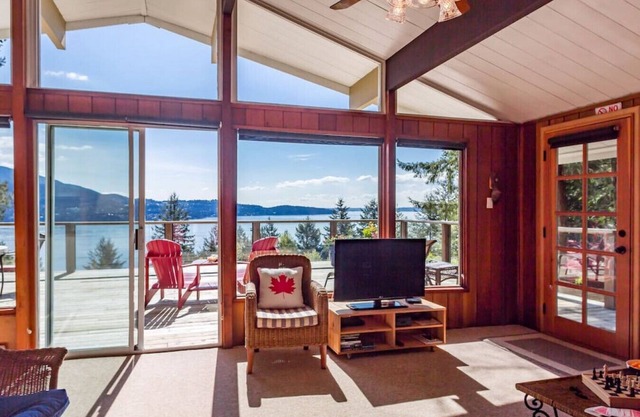 Evergreen Cottage · Cheerful oceanview cottage with a fantastic patio