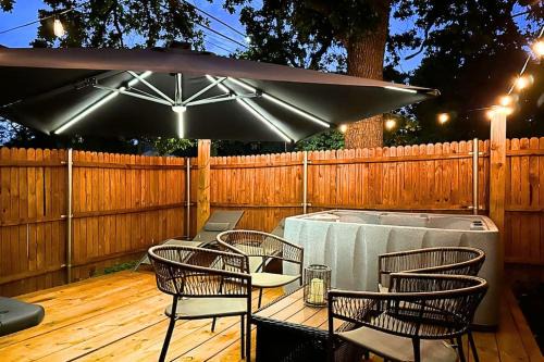 Excellent 4BR Oasis, Hot Tub, Game Room & Backyard Paradise, Near Airport, Private Parking for 4!