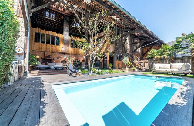 Exceptional urban loft with swimming pool: the ideal address for a dream vacation.