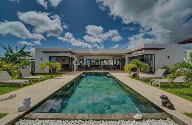Exceptional villa, jacuzzi, heated pool, vehicle.