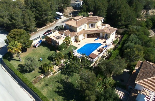 EXCEPTIONAL VILLA SLEEPS 8, A/c, 4 BATHROOMS, PRIVATE POOL AND GARDEN