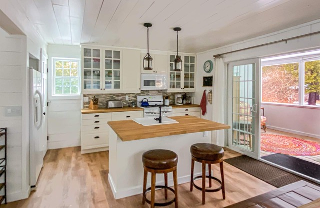 Exceptionally clean and cute with 2 Queen Bedrooms