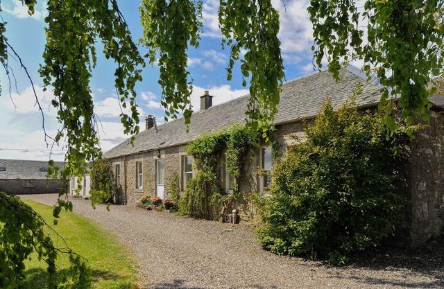 Exceptionally comfortable country cottage, one hour to Edinburgh and Glasgow.