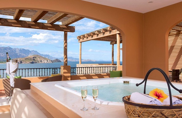 Exclusive 4-Bedroom Penthouse in Loreto – Golf & Oceanfront Luxury