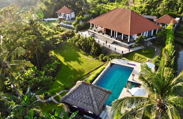 Exclusive 5 star villa with 365 ° view of the sea, mountains and rice fields!