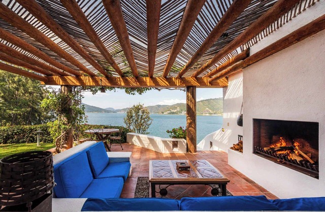 Exclusive Lake Front Villa in La Peña
