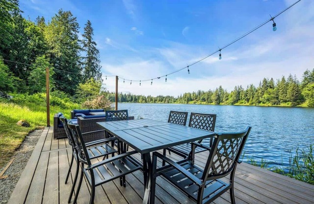Exclusive Lakefront For 10 with Sauna, Kayaks, Peace