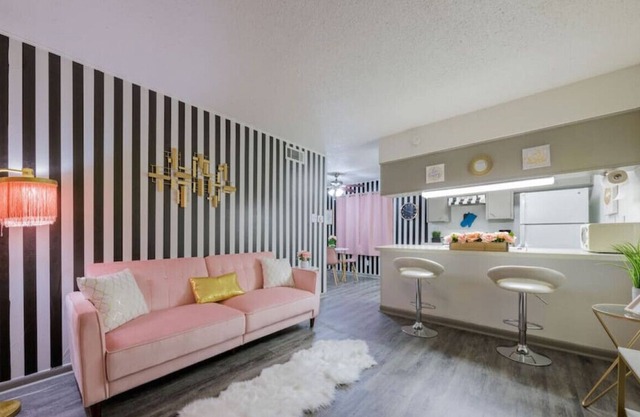 *Exclusive Stay* A Touch of Pink* Central/Downtown
