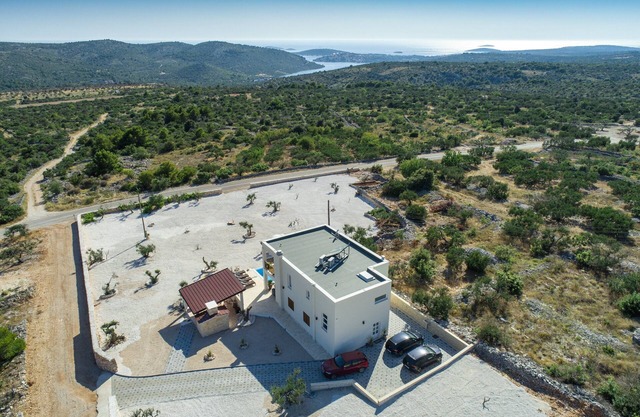 Exclusive villa for 8 people with heated pool & olive garden with a sea view