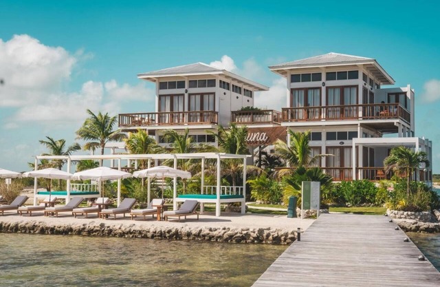 Exclusive Villa with Private Balcony and Swimming Pool - Free Airport Shuttle!