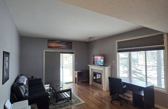 Executive 2 Bed/2 Bath nHeated Garage
