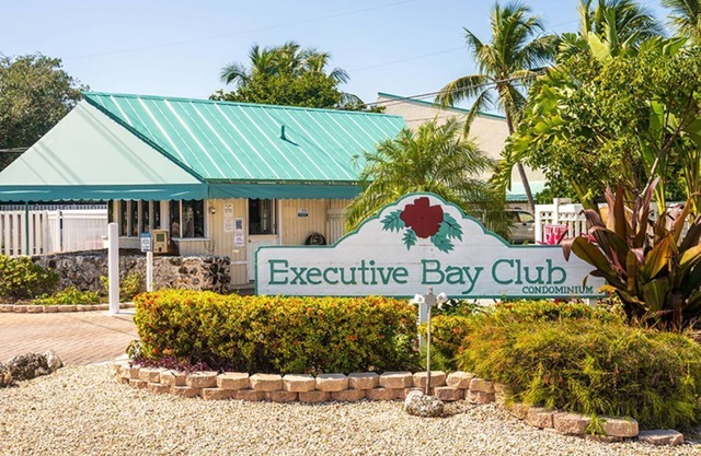 Executive Bay - Next to Beach and Pool!