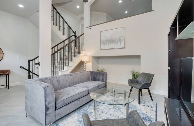 Executive Living At The Shops of Legacy Plano. nFAMILY, KIDS & PETS FRIENDLY!