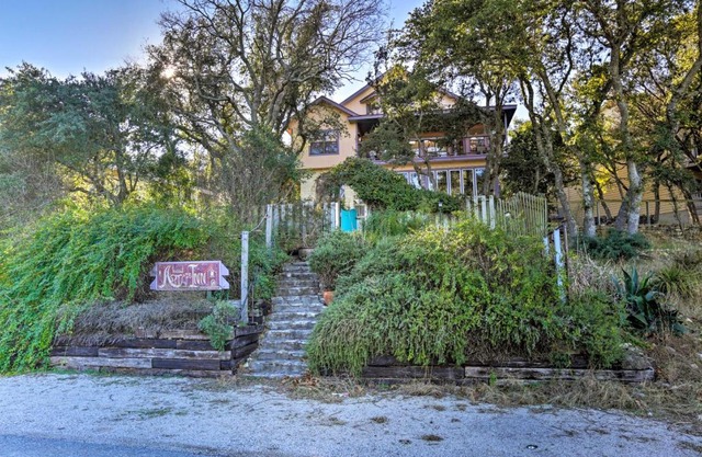 Exotic Home with Patio and Grill Walk to Canyon Lake!