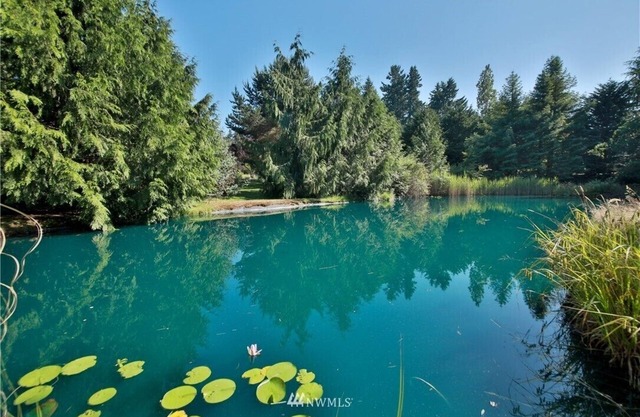 Expansive manor house for family gatherings, retreats, walkable to the village!