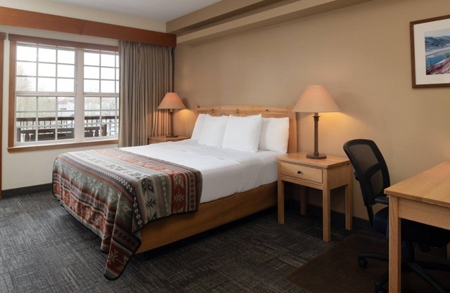 Experience Comfort at This Cozy Lodge-styled Family Room w/Balcony