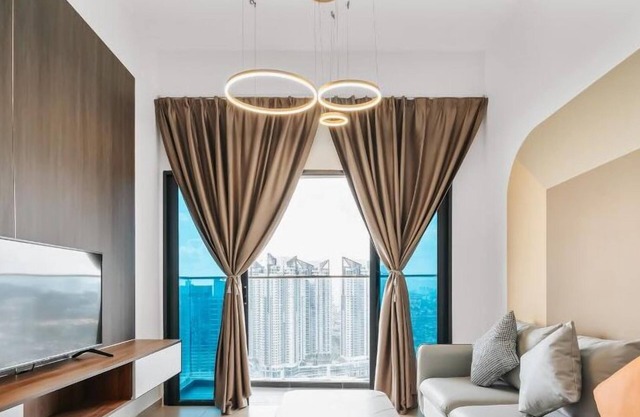Experience Modern Comfort: 2Bedroom/2Bathroom with Balcony [Nowhere]
