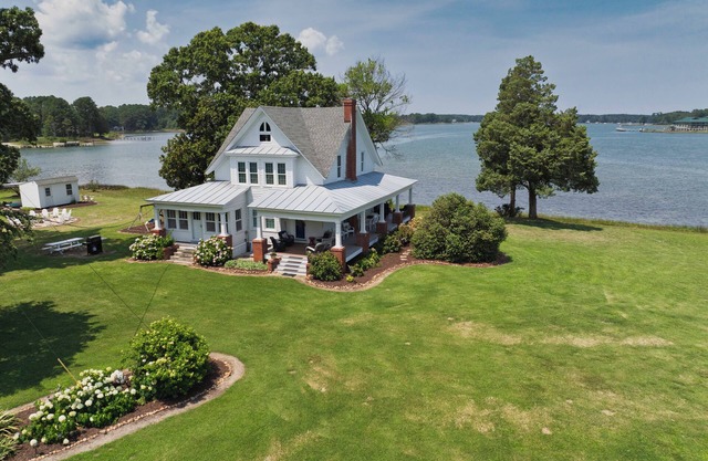 Experience the Best of Mathews Riverfront Living here at Mariner's Legacy!