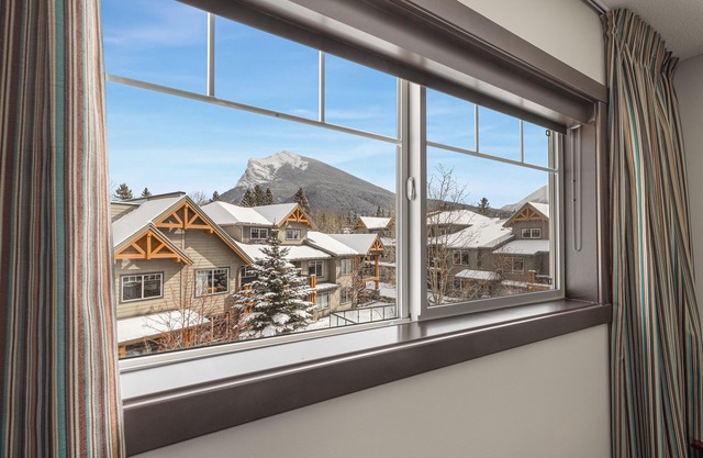 Explore the scenic Canadian Rockies from our luxurious 2BR/2 BA condo/hot tub