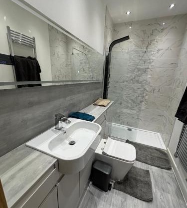 Exquisite Riverside Living in a Stunning Flat