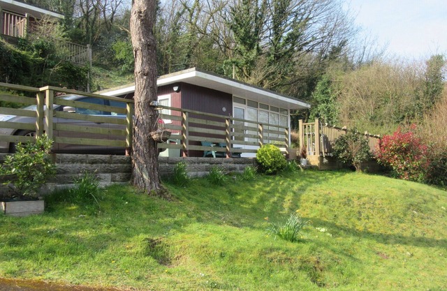 Extended, upgraded, detached 2 bed chalet sleeps 4. Two minute walk to beach.