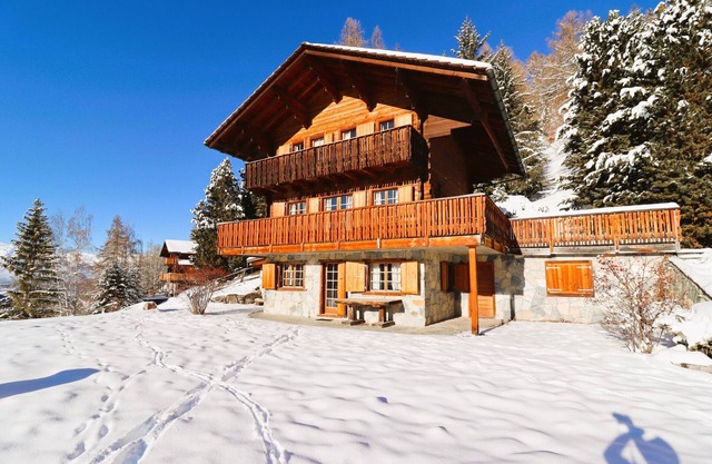 Exterior: 6-room chalet, located in the center of the village, towards Chandolin, south-facing terra
