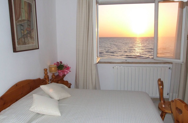 Flat directly by the sea, with stunning views from the terrace