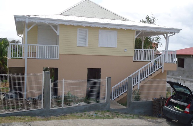 F2 new in quiet subdivision close to 400 meters from the beach.