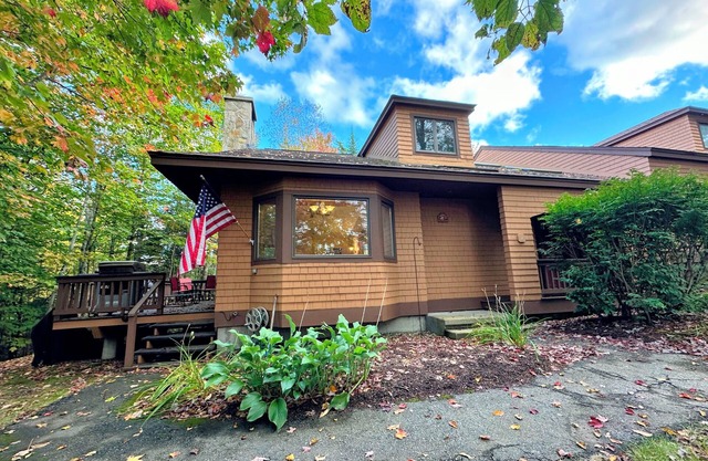 F26 Bretton Woods home steps from the slopes, AC, pool passes, discounted cog tix!