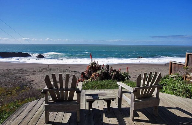 Fabella - Ocean front cottage, spectacular Views, short walk to the beach.