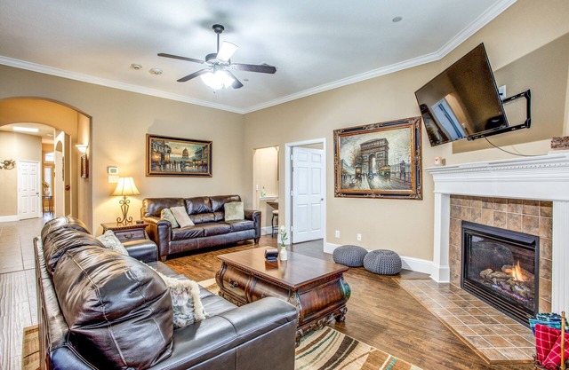 Fabulous 5 Bedroom/4 bath Home 4K TV's Fireplace Foosball!
