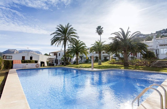 Fabulous one bed ground floor apartment overlooking communal pool. Parking