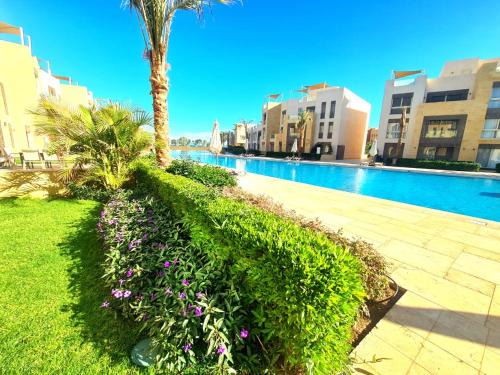 Fabulous Sea view 1 BR & private Garden to the pool at Mangroovy