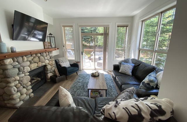 Fabulous Ski-in/out Renovated 3 Bdrm Upper Village Townhome with bdrm AC & den