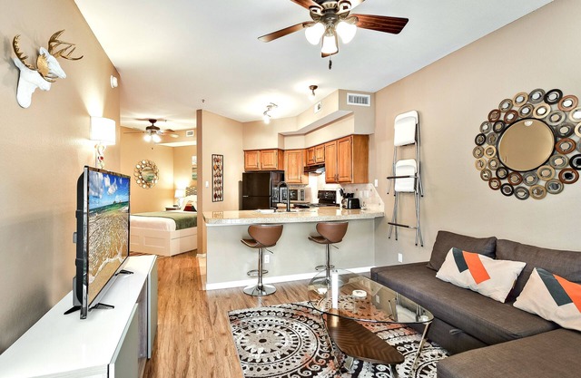 Fabulous, Tastful, And Fully Furnished Condo On Lake Travis Island Villa!