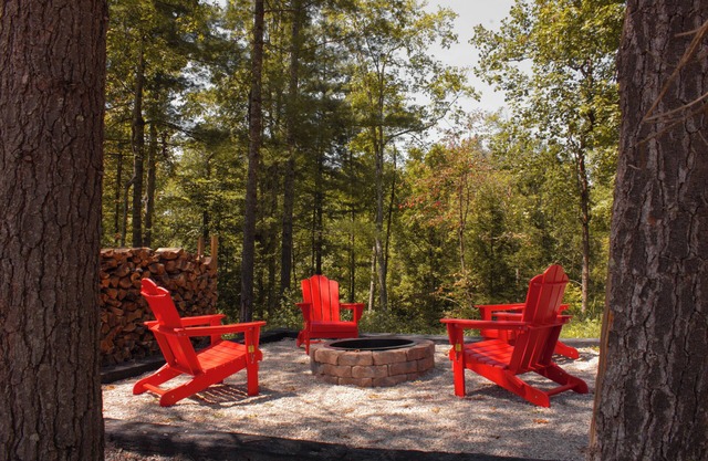 Fall Colors - Secluded - Hot Tub - Pet Friendly - Fire Pit - 6 Minutes to Gorge