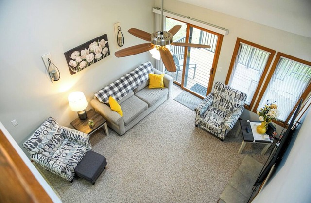 Fall Foliage Golf Views - King Beds- Fireplace- Indoor Pool- Near Scenic Trails