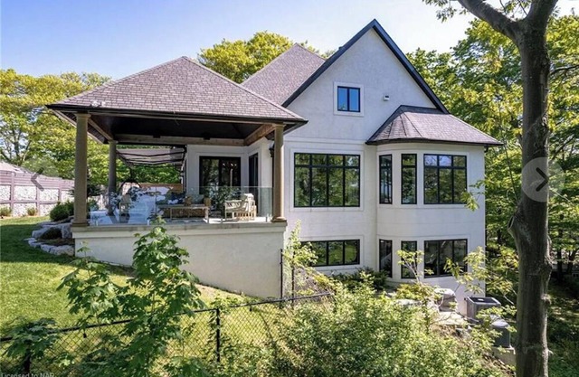 Fall Getaway- Luxe Lake House Private beach, lush greenery, family friendly .