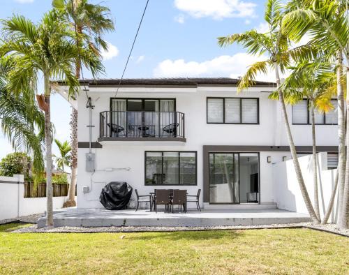 Fall Sale! 4BR - Private Yard, Grill, Soaking Tub, Near Coral Gables & MIA Airport