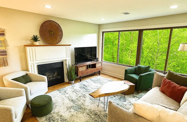 Fall Treetop Escape | Close to Minerals, Mountain Creek, Warwick