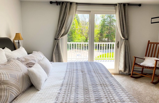 Falmouth Heights renovated home, 1.5 mi to beach