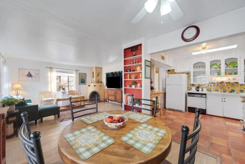 Famed Plaza Oasis 1 mile away, King Bed, Office, Foosball