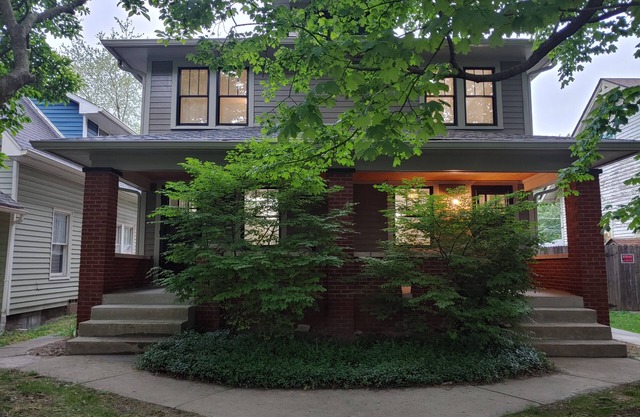 FAMILY AND 2 FAMILY HIDEOUT/2Units in one with locking doors-MEET US IN INDY!