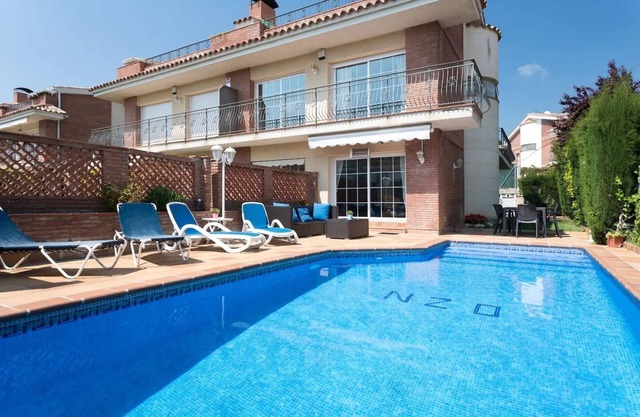 FAMILY HOUSE WITH POOL VERY CLOSE TO THE BEACH