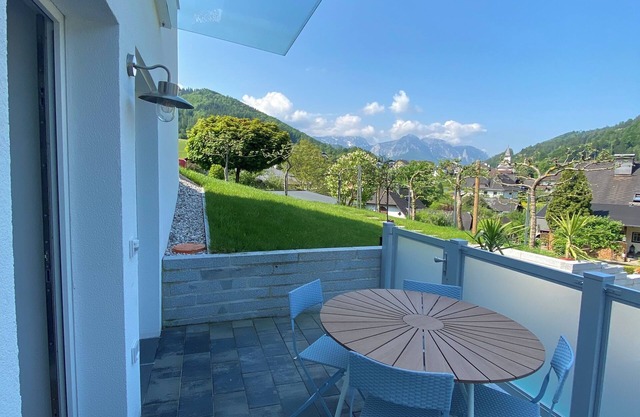 Family-friendly - with terrace and mountain view!