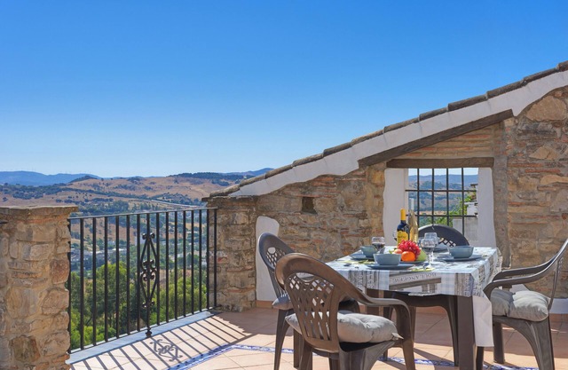 Family friendly traditional villa in Andalusian pueblo blanco with infinity pool
