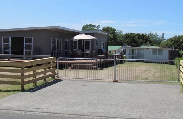 Family friendly & pets allowed outside. Waimarama beach, Hawkes Bay