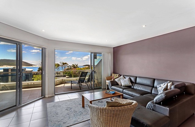 Family Friendly Beach Apartment w/Spectacular Bay Views - 100m from the beach!