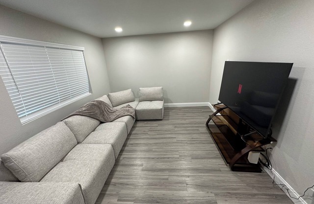 Family friendly. cozy 2 bedroom apt budget friendly!also 20 min from downtown!